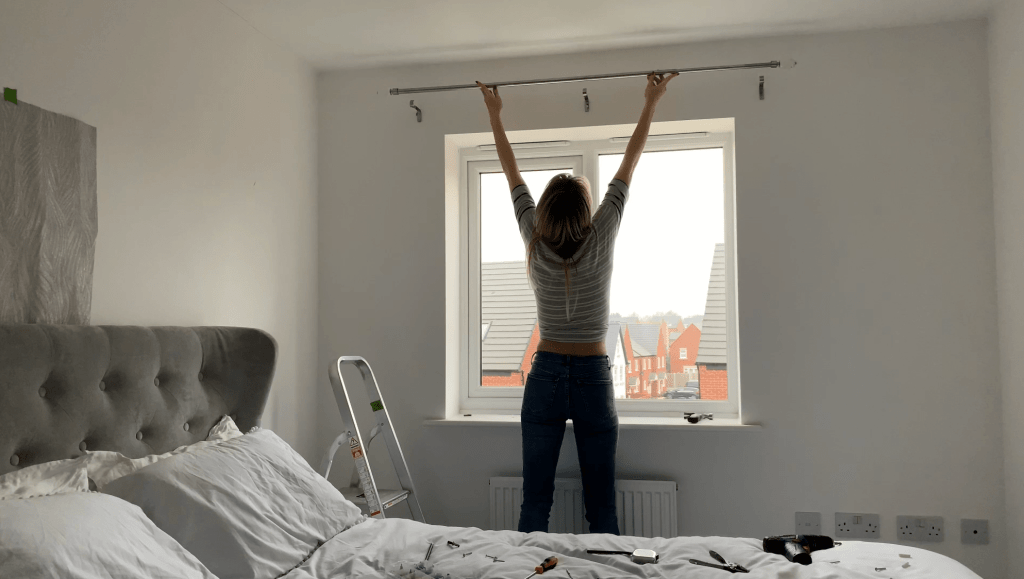 How to put up a curtain pole